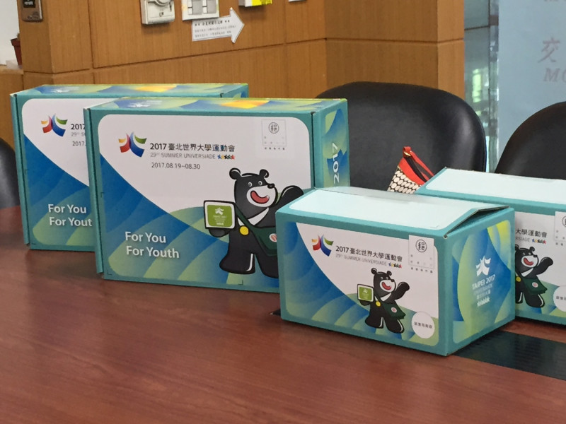 已於8月4日開賣的「2017台北世界大學運動會限定版便利箱」2款，以世大運吉祥物「熊讚Bravo」搭配郵政郵差包及便利箱為主視覺設計。   圖：丘秝榕／攝