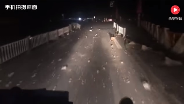 中國四川九寨溝8日晚間發生芮氏規模7.0大地震，網路流傳的影片可見到道路碎石、遊客驚嚇尖叫奔逃。   圖：翻攝網路