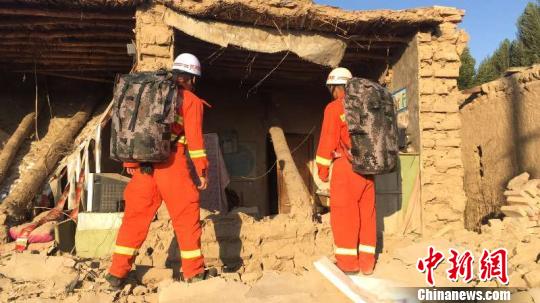 圖為博州消防人員正在震中查看災情。　   圖：翻攝自中新網
