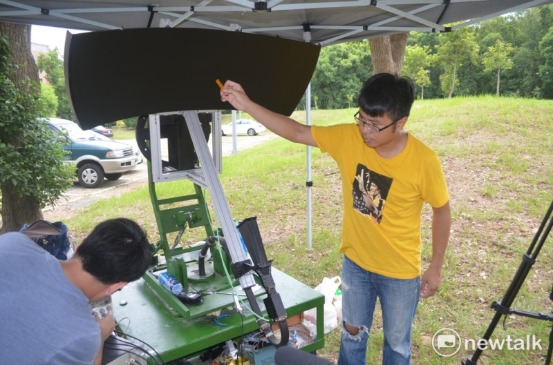中正大學副教授蔡作敏手持晶片，測試「蜜蜂諧波雷達系統」。   圖：蔡坤龍/攝