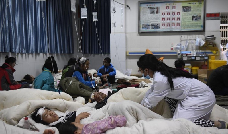 受傷民眾被送往九寨溝人民醫院。   圖：翻攝自新華社