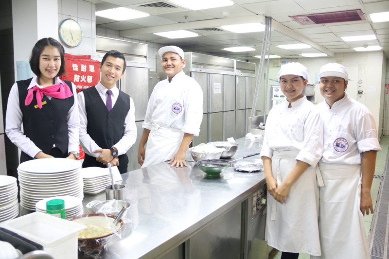 泰國公立佛統大學派學生到弘光科大學校餐廳實習。   圖：唐復年/攝