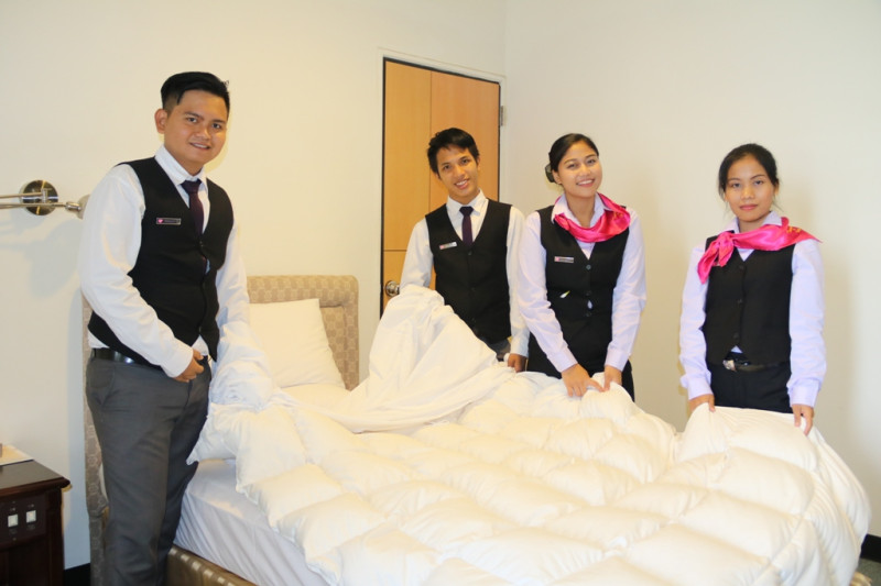 泰國公立佛統大學的學生到弘光科大實習旅館學習房務整理。   圖：唐復年/攝
