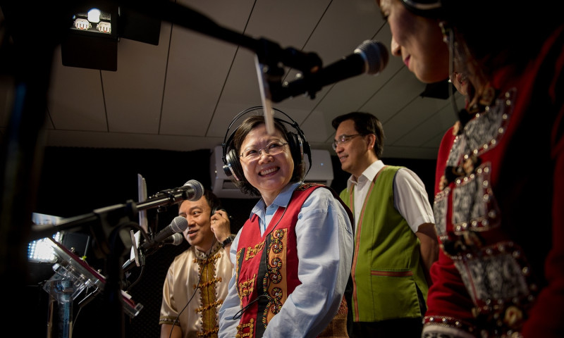 總統蔡英文今（9）日接著主持「Alian 96.3原住民族廣播電台」開播典禮。   圖：總統府/提供