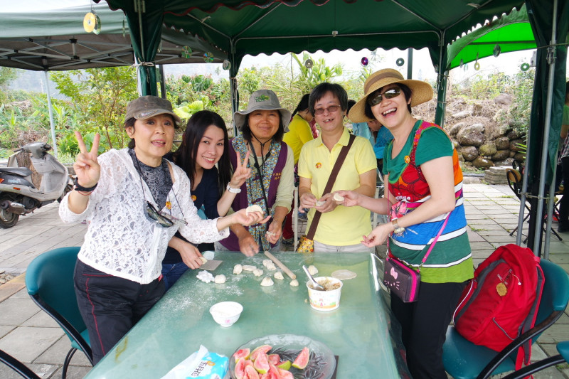 高雄農業局以農村為主題，針對新加坡遊客對自由行的需求，設計專屬的客製化深度體驗遊程。新加坡遊客玩得相當開心。   圖：高雄市農業局/提供