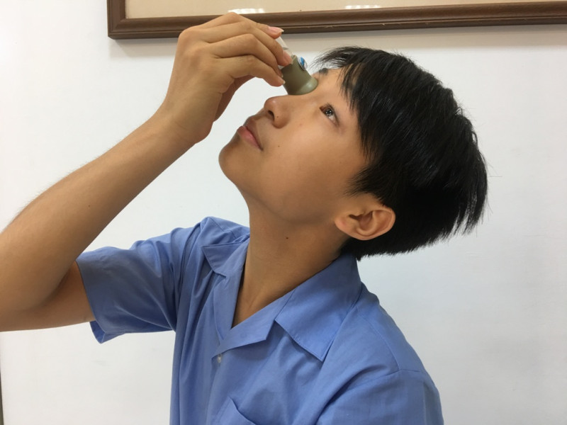 滴眼藥水輔助器能讓害怕點眼藥水的人順利完成任務，點眼藥水時將作品蓋在眼上，輕壓瓶身，便能在幾秒內順利完成點藥水的流程。   圖：明道中學/提供