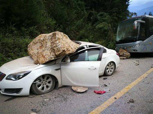地震落石直接砸在九寨溝山區過往大小車輛，造成傷亡。   圖 : 翻攝自環球網