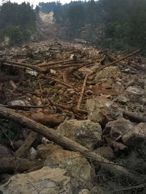 地震過後的九寨溝山區，滿目瘡痍。   圖 : 翻攝自環球網