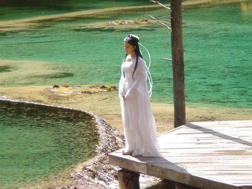 昔日《神鵰俠侶》在九寨溝取景，有美美的水景。   圖 : 翻攝自人民網