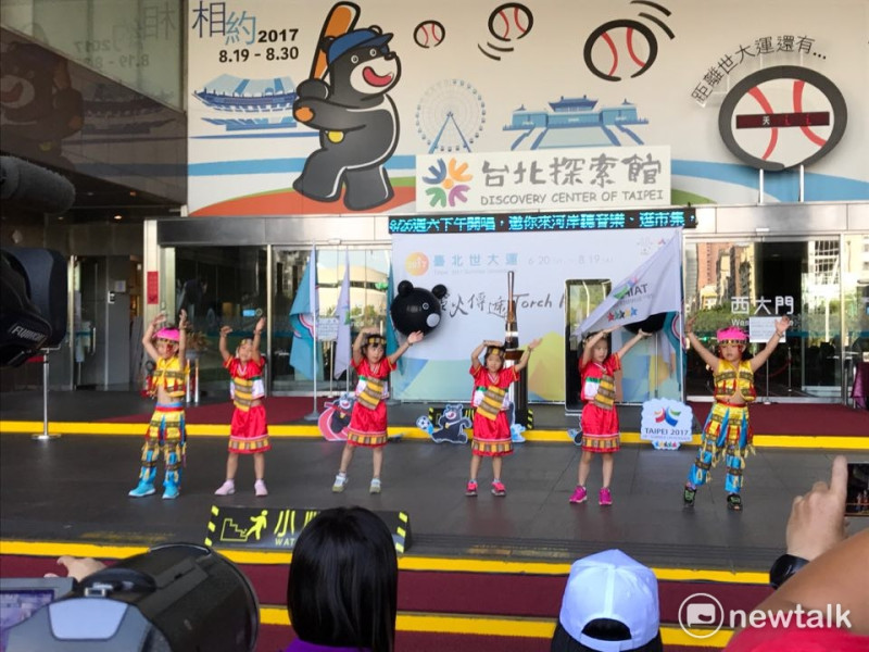 信義幼兒園學童表演世大運舞蹈。   圖 : 周煊惠／攝