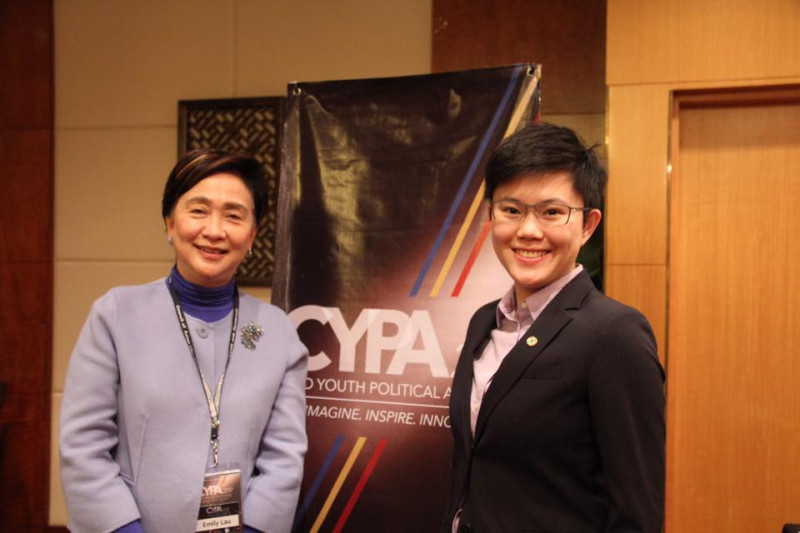 民進黨國際事務部副主任陳俞融(右)當選CALD青年部秘書長，這也是台灣代表首次獲選。   圖：民進黨/提供