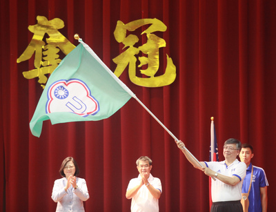 總統蔡英文（左）10日出席「2017年第29屆臺北世界大學運動會授旗典禮」，為代表團加油打氣。   圖：中央社