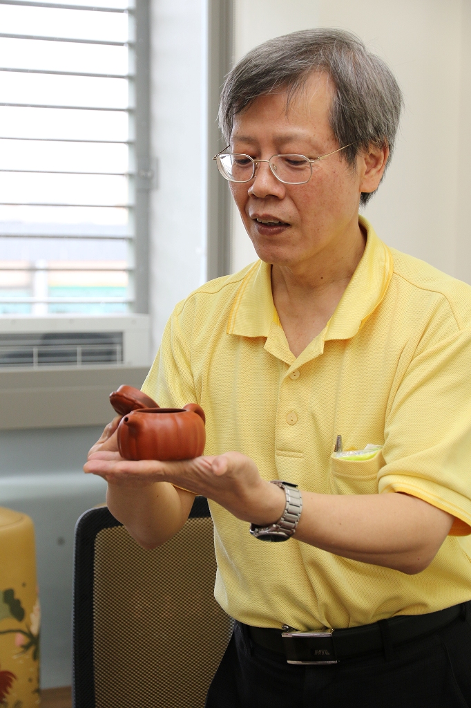 興大生物科技學研究所教授曾志正示範如何挑選好的茶壺。   圖：中興大學/提供