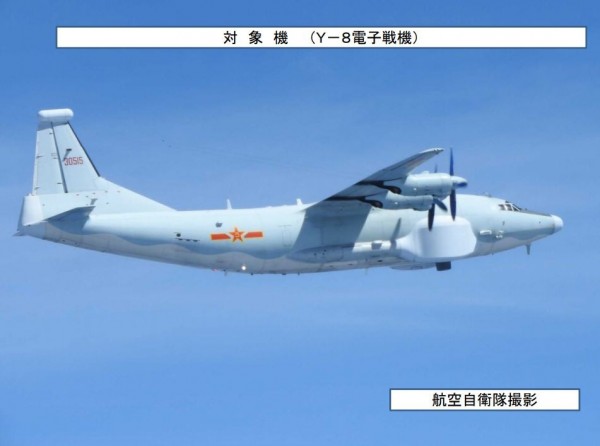 一架隸屬於中國空軍的「運8」（Y-8）電子戰機，昨天再度繞台，並且飛越了宮古海峽。   圖：截自日本統合幕僚監部新聞稿