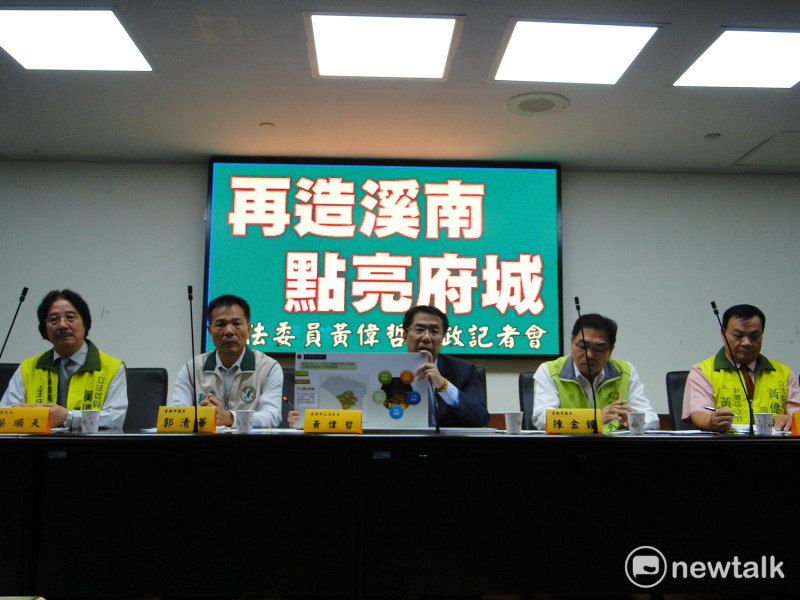 台南市長參選人、立委黃偉哲針對溪南地區的發展，提出「再造溪南，點亮府城」的四項政策主張。   圖：黃博郎 / 攝