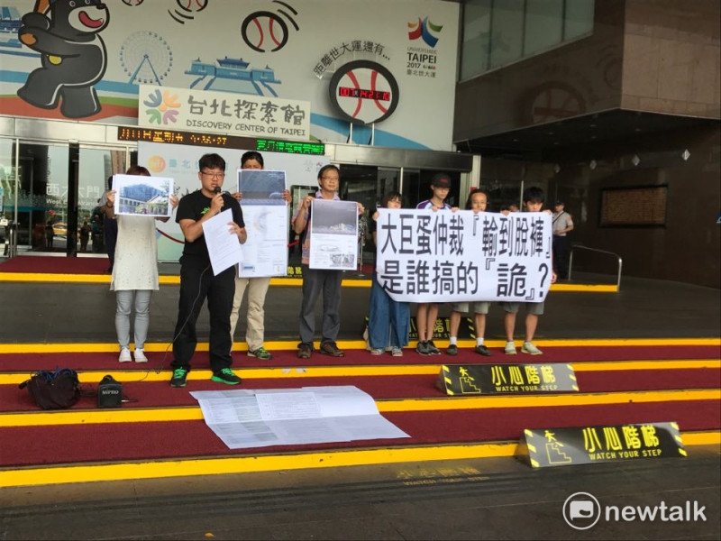 護樹團體今（11）日上午至台北市政府大樓前召開記者會抗議。   圖 : 周煊惠／攝