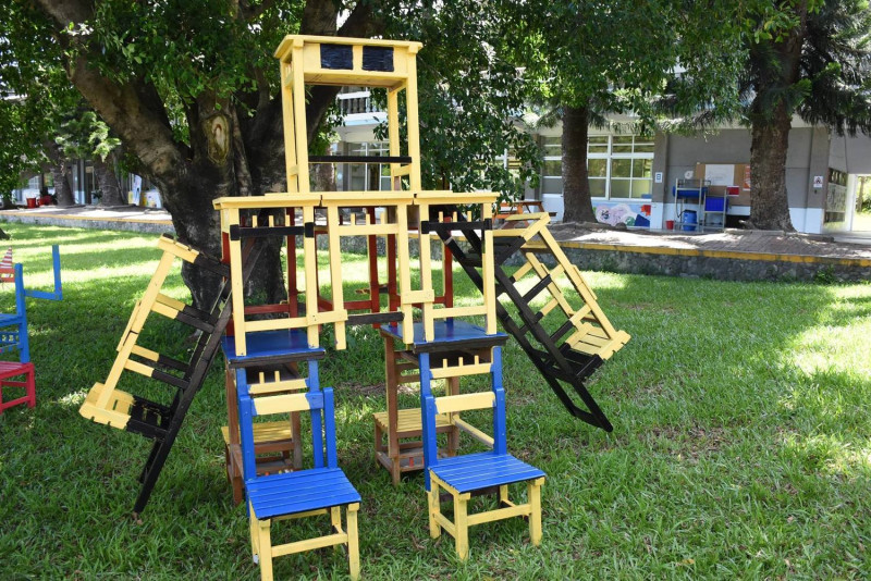 魔法師的學徒-台東縣卑南鄉初鹿國中的裝置藝術。創意無所不在，教室的廢棄課桌椅在學生的巧思下，變身變型金鋼，可以是機器人、可以是木馬，是校園的裝置藝術。   圖:教育部提供