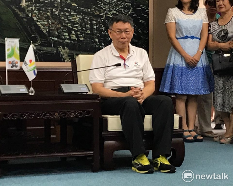 台北市議員王世堅批評台北市長柯文哲將台灣降格為中華台北。柯文哲今（11）日受訪則反批「不要把這種東西當作你個人的『政治』使用」。   圖 : 周煊惠／攝