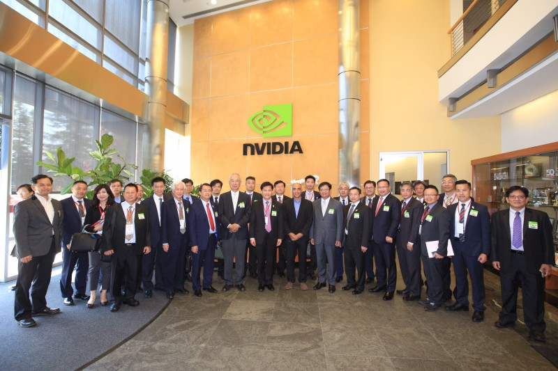 林佳龍與市府團隊參訪輝達(NVIDIA)公司總部。   圖：台中市政府提供