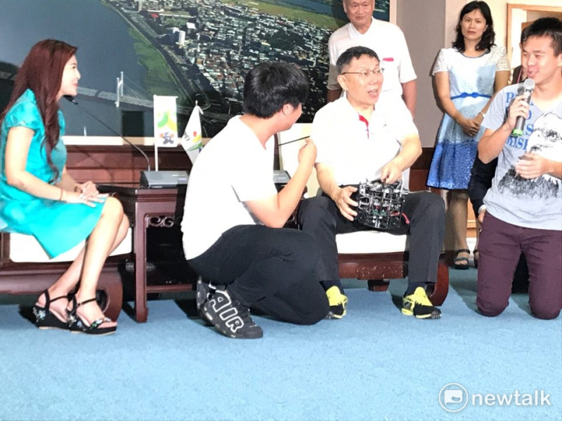 台北市長柯文哲今（11）日下午在北市府市長貴賓室接見機器人世界盃選手。   圖 : 周煊惠／攝