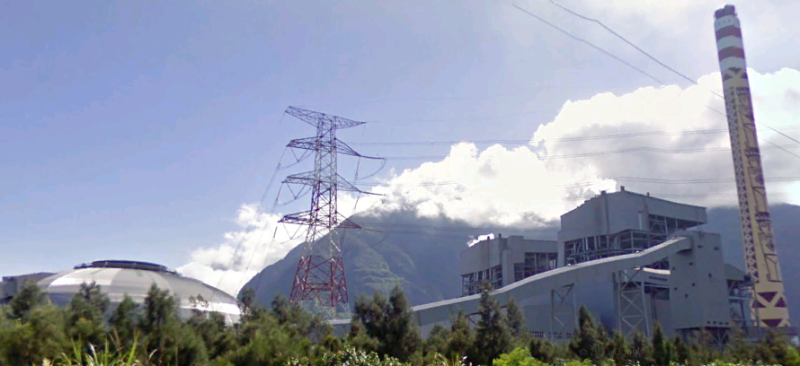 花蓮和平電廠電塔因上次尼莎颱風倒塌，引發了近兩周的限電危機。   圖：翻攝自維基百科和平電廠條目