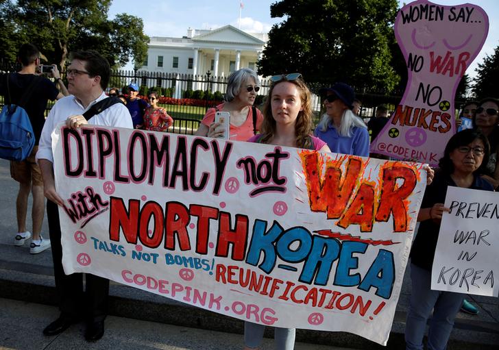 一群民眾聚集在白宮前，要求美國政府與北韓展開外交對話和談判，不要戰爭。中國《環球時報》也呼籲兩國保持克制，退一步海闊天空。   圖：達志影像/路透社