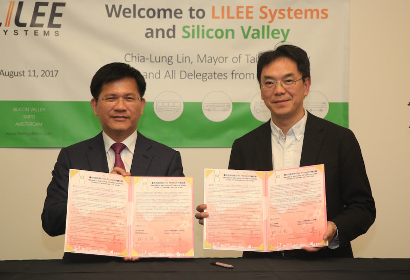 林佳龍等一行人12日拜訪LILEE Systems，由林佳龍、美國LILEE Systems執行長李佳儒共同簽署合作備忘錄，   圖/台中市府提供