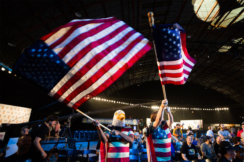 幫美國隊加油的群眾，賣力地搖著美國國旗。   圖 : 暴雪娛樂官方提供