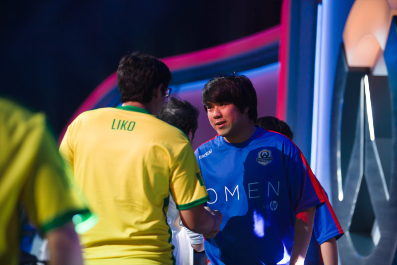 剛拿下首勝的台灣隊和巴西隊握手，「realment」臉上洋溢著藏不住的笑意。   圖 : 暴雪娛樂官方提供