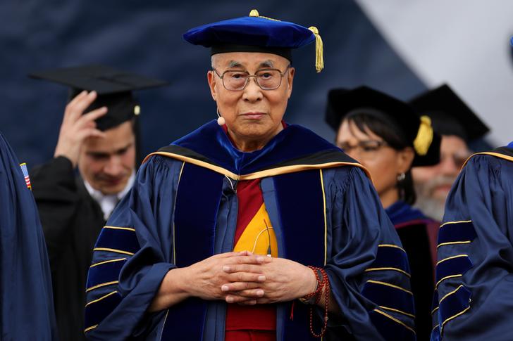 達賴喇嘛訪問波札那的行程，因為北京警告波國要尊重中國的「核心利益」而喊卡，但取消的理由則是「體力不支」。圖為今年6月17日，達賴啦嘛出席加州大學聖地牙哥分校畢業典禮，發表演說。   圖：達志影像／路透社