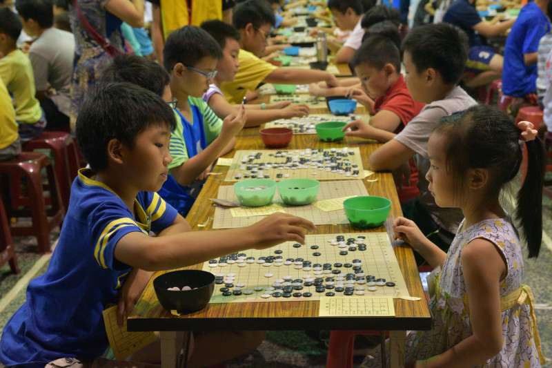 南投縣長盃圍棋公開賽今(13)日在康壽國小舉行，吸引全國各地大小棋手約400人參加，小朋友們專注於棋盤上的黑白之爭。   