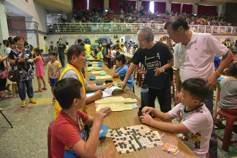 南投縣長盃圍棋公開賽今(13)日在康壽國小舉行，吸引全國各地大小棋手約400人參加。   