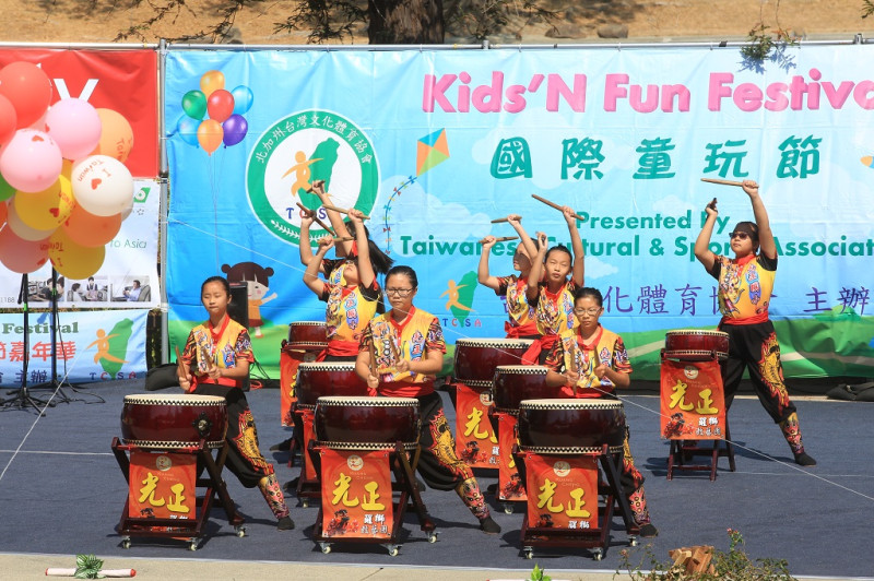 8屆美國國際童玩節於台灣時間8月13日在加州庫比蒂諾市 (Cupertino) 舉行，台中市霧峰區光正國小受邀進行醒獅戰鼓演出。   圖：台中市政府/提供