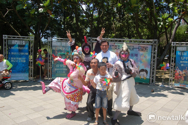 台南市長參選人、立委王定宇和紙風車劇團合作，推出「轉動紙風車，歡樂一整夏」活動。   圖 :  黃博郎/攝 