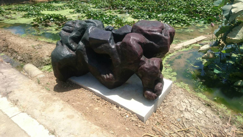 2017桃園地景藝術節，開南大學「秘境中的生命之流」雕塑品坐落於蓮花池畔，與水生生物相結合，表達生命演化的能量。   圖：桃園市府文化局提供