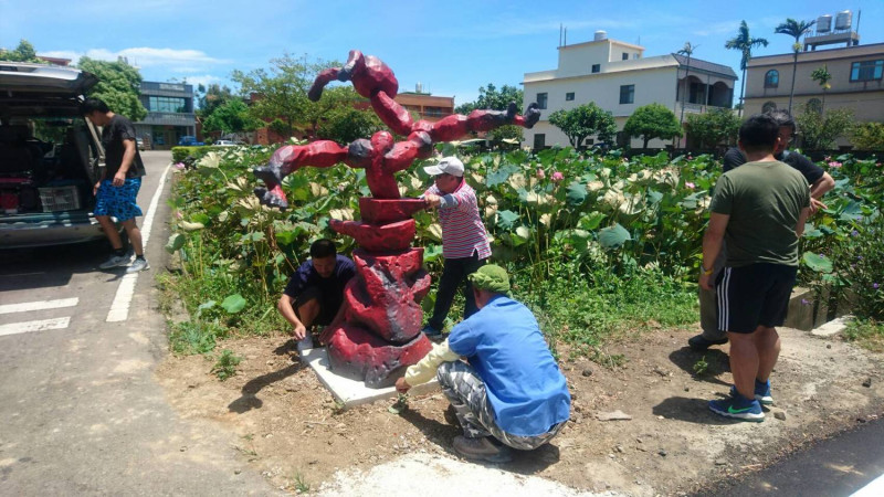 為了2017桃園地景藝術節，開南大學師生頂著烈日製作「秘境中的生命之流」雕塑。   圖：桃園市府文化局提供