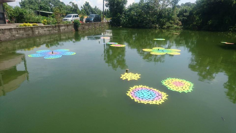 2017桃園地景藝術節，藝術家黃蘭雅在八德竹宵社區的陂塘上的《水花漂》作品。   圖：桃園市文化局提供