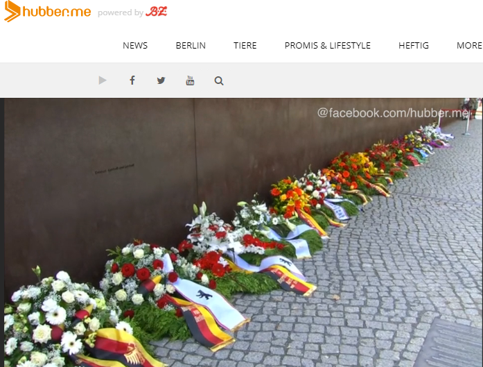 分隔德國柏林長達28年的柏林圍牆56周年紀念，民眾獻上鮮花，悼念在圍牆邊犧牲生命的同胞。   圖：翻攝hubber.me影片