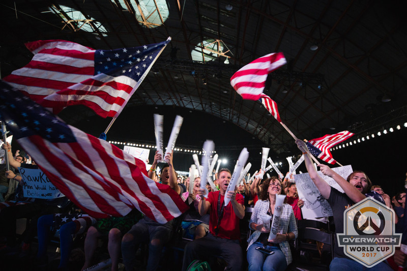 地主隊美國獲勝時，現場觀眾掌聲雷動、揮舞國旗。   圖 : 暴雪娛樂提供