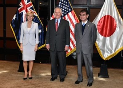 日本外務大臣河野太郎（右起）與美國國務卿提勒森將參加日美2+2部長會議，應對朝鮮的核武器恫嚇。   圖：翻攝日本外務省官網