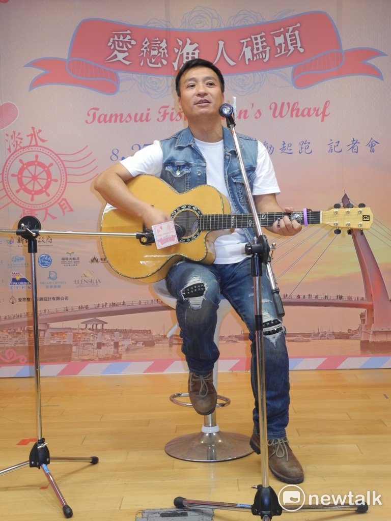 藝人王中平今天在「愛戀漁人碼頭」活動，獻唱浪漫民歌。   圖：王峻昌/攝