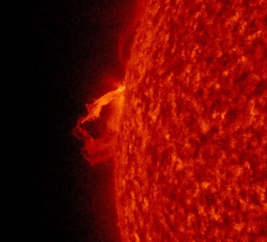 鄭明典臉書貼出了一張太陽極紫外線的即時影像，剛剛發生一個小規模的太陽閃焰，剛好在太陽邊緣，看得最清楚。   圖：翻攝自鄭明典臉書