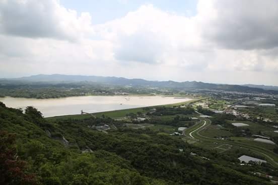 「崗山之眼」可遠眺阿公店水庫的湖光美景及北大武山、台灣海峽，視野相當遼闊。   圖：高雄市政府提供