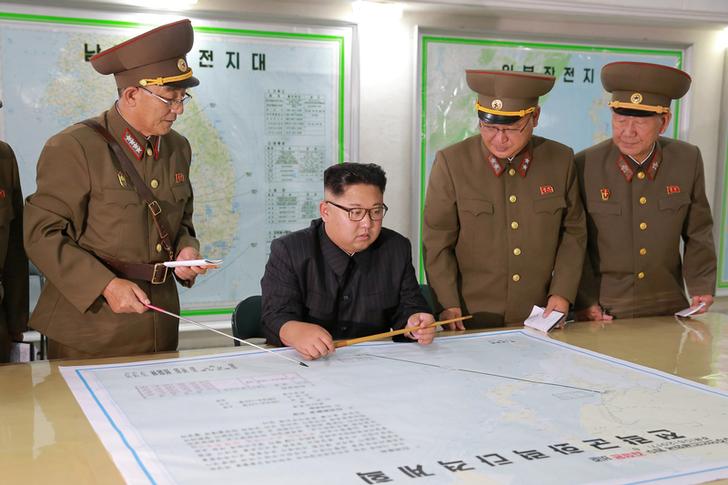 北韓官媒中央通信社（KCNA)，今天主動發布了金正恩審視8月中旬以導彈攻打關島計劃的照片。   圖：達志影像／路透社
