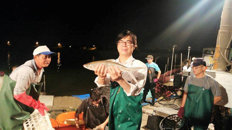 陳其邁到高雄漁村茄萣、路竹拜訪，也體驗漁民抓虱目魚的辛苦。   圖：陳其邁臉書