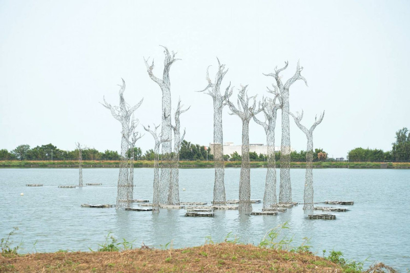 擅長金屬鋼雕創作的藝術家劉柏村在「2017桃園地景藝術節」，依據白千層林道特創作「花非花--樹非樹」   圖：桃園市文化局提供