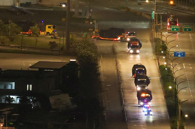 台灣向美國採購108輛M1A2T戰車，首批戰車15日晚間吊掛至拖板車，運送車隊於16日零時從碼頭出發駛離台北港，前往位於新竹的裝甲兵訓練指揮部。   