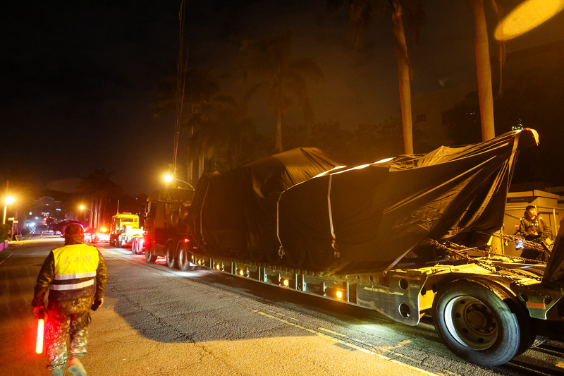 台灣向美國採購的第一批M1A2T戰車運抵台北港，16日凌晨運抵新竹裝訓部。   圖：中央社提供