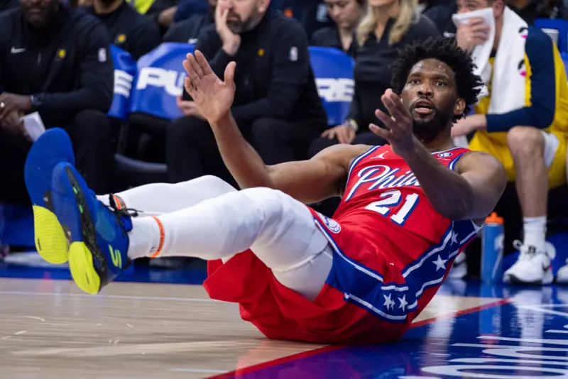 ▲費城76人當家中鋒Joel Embiid，上週六對上溜馬的比賽，被對手擊中臉部，賽後76人宣布Embiid鼻竇骨折，今（16）日76人隨隊記者Keith Pompey透露，Embiid將缺席明日76人對上黃蜂的比賽。（圖／美聯社／達志影像）   