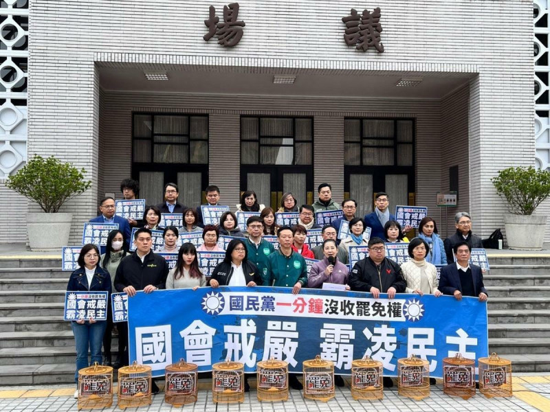 民進黨立院黨團召開記者會控訴國民黨1分鐘惡修選罷法「國會戒嚴、霸凌民主」。   圖：金大鈞/攝